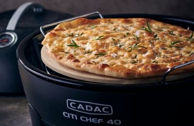 caravan Memo Oswald Pizza bakken op je barbecue met een CADAC pizzasteen | Blog