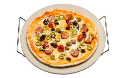 caravan Memo Oswald Pizza bakken op je barbecue met een CADAC pizzasteen | Blog