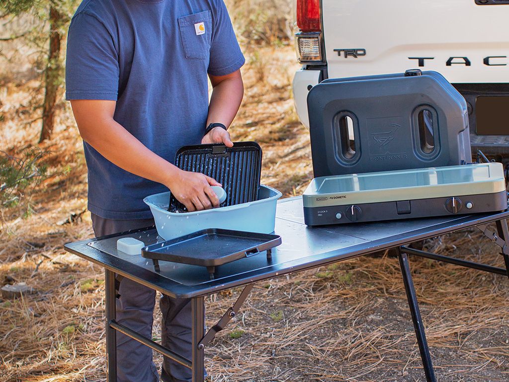 Cleaning the barbecue with the CADAC | Dometic Soft Soak