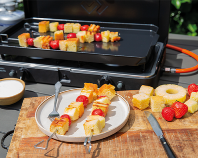 Brochettes de fruits & gâteau